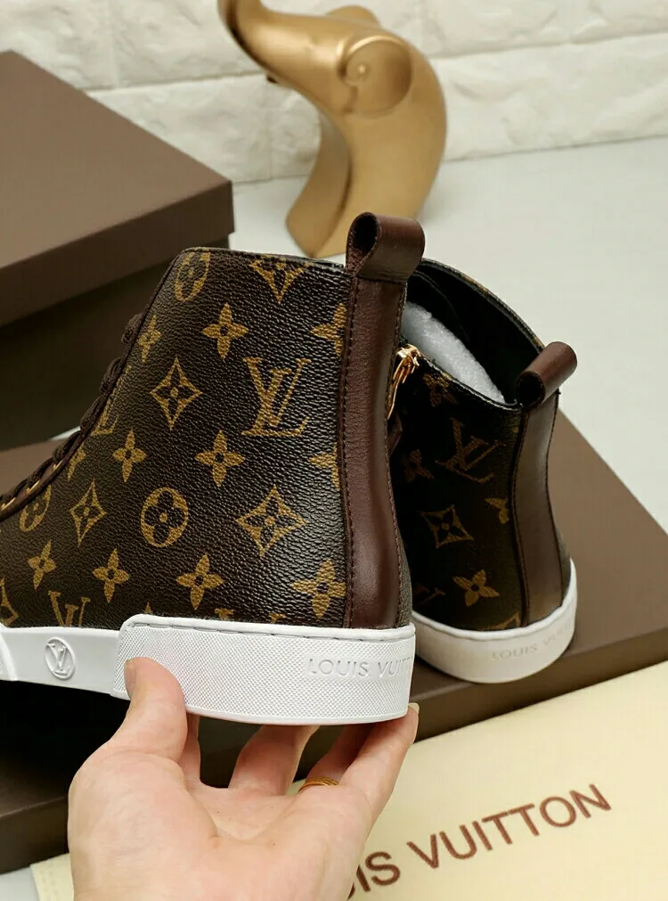 Factory price: 400 💰 LV’s new men’s boots are on the market, the Korean version has a zipper design on the inside! The latest colorway in Louis Vuitton’s classic collection! Original 1:1 exclusive molded custom model👍👍👍Simple and elegant, super versatile, comfortable and highly fitting, exclusive🚇️Upper: imported top-grade fine cowhide fabric, lining: custom soft sheepskin, matched with Louis Vuitton Monogram Ecli men's shoes 💰se canvas and pure white high-density rubber soles 🏆🏆🏆 Welcome all sellers to sell in the picture above, you can send one piece on behalf of you, the size is 38-44 (45 sizes can be customized)